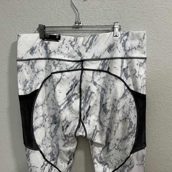 NWT JGX Plus Hi Rise Compression Capris - Picture 5 of 8